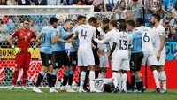 Wasit Pitana sekuat tenaga menjaga agar suasana panas di Nizhny Novgorod Stadium itu tidak semakin membara. (Foto: Darren Staples/Reuters)