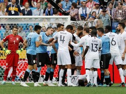 Wasit Pitana sekuat tenaga menjaga agar suasana panas di Nizhny Novgorod Stadium itu tidak semakin membara. (Foto: Darren Staples/Reuters)