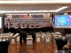 Rekapitulasi Pilgub Jatim Dimulai, Saksi Paslon Nomer 2 Protes