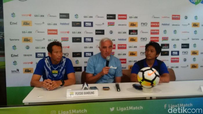 Pelatih Persib Roberto Carlos Mario Gomez menegaskan tekad bangkit timnya di laga kandang lawan PSIS (Foto: Mochamad Solehudin) Pelatih Persib Roberto Carlos Mario Gomez menegaskan tekad bangkit timnya di laga kandang lawan PSIS (Foto: Mochamad Solehudin)