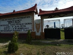 Benarkah Nisan Raksasa ini untuk Persiapan Kematian Pemiliknya?