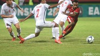Pesepak bola Indonesia U-19 Todd Rivaldo Alberth Ferre (kanan) berusaha melewati sejumlah pesepak bola Vietnam U-19 dalam laga penyisihan grup A Piala AFF U19 di Gelora Delta SidoarjoFoto: ANTARA FOTO/Zabur Karuru.