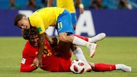 Laga berjalan seru sejak awal. Kehadiran Fellaini di tengah membuat serangan-serangan Brasil tak begitu lancar. Foto: Gleb Garanich/Reuters