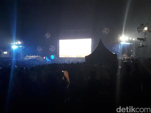 Pendukung Gembira Saat Inggris Ungguli Swedia di Babak Pertama Pendukung Gembira Saat Inggris Ungguli Swedia di Babak Pertama