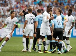 Setelah adu mulut, Pogba terlihat main fisik pula dengan Nandez. Pogba lalu sampai harus diajak ke tepi lapangan untuk ditenangkan. (Foto: Damir Sagolj/Reuters)