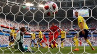 Gol pertama Inggris dicetak melalui tandukan Harry Maguire. REUTERS/Michael Dalder.