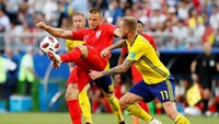 Pemain Inggris Eric Dier berebut bola dengan pemain Swedia John Guidetti. REUTERS/Carlos Garcia Rawlins 