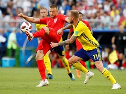 Pemain Inggris Eric Dier berebut bola dengan pemain Swedia John Guidetti. REUTERS/Carlos Garcia Rawlins 