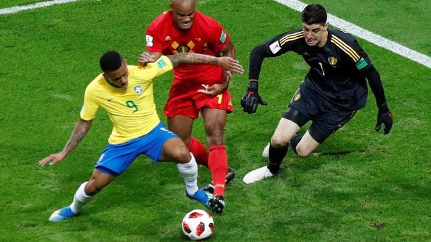 Kiper timnas Belgia Thibaut Courtois berjibaku menghalau serangan timnas Brasil.