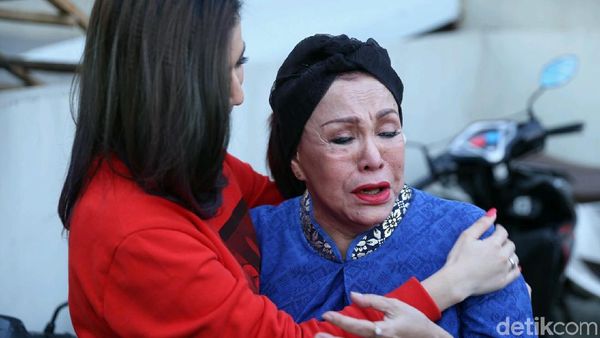 Air Mata Syukur Mpok Atiek untuk Asty Ananta