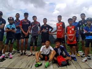 4 Remaja Thailand yang Terjebak di Gua Berhasil Diselamatkan 4 Remaja Thailand yang Terjebak di Gua Berhasil Diselamatkan