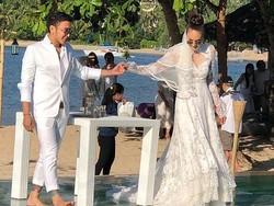 Semua Tamu Barefoot, Pesta Nikah Dimas-Nadine Santai Banget!