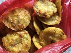 Lewat Lubang Ventilasi Dapur Anda Bisa Beli Bakwan Cingok yang Gurih Enak Ini