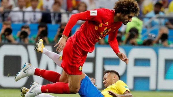 Ketidakberdayaan Neymar di Hadapan Fellaini dalam Gambar Lucu
