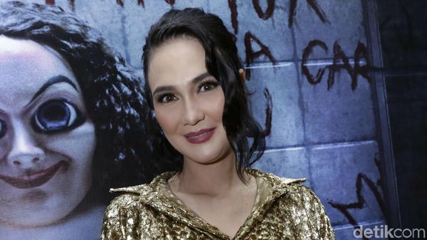 Luna Maya Pretty in Gold!