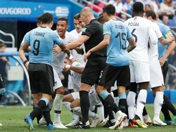 Masih di tengah kerumunan pemain kedua kubu, pada akhirnya Mbappe bangkit berdiri. (Foto: Grigory Dukor/Reuters)