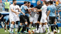 Adu mulut dan aksi saling dorong antarpemain kedua kubu di sekeliling Mbappe, yang masih tergeletak, pun tidak terelakkan. (Foto: Grigory Dukor/Reuters)