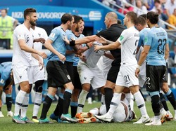 Adu mulut dan aksi saling dorong antarpemain kedua kubu di sekeliling Mbappe, yang masih tergeletak, pun tidak terelakkan. (Foto: Grigory Dukor/Reuters)