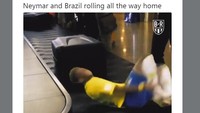 Setelah tidak bisa lagi guling-guling di lapangan, Neymar masih bisa guling-guling di Bandara tempat pengambilan bagasi. (Foto: Twitter)