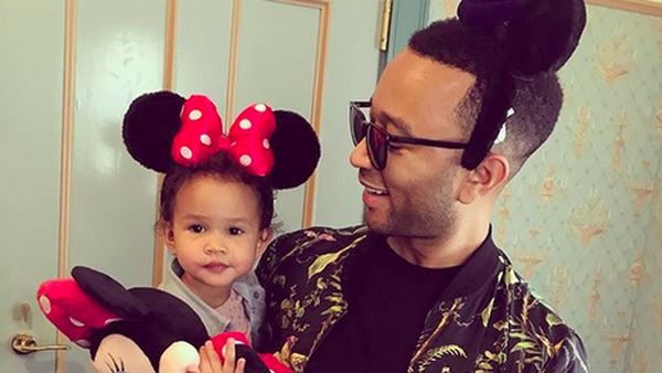 Gaya Momong John Legend pada si Kecil Luna