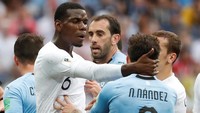 Di tengah-tengah ribut-ribut itu ada pula insiden kecil antara gelandang Prancis Paul Pogba dengan Nahitan Nandez dari Uruguay. (Foto: Damir Sagolj/Reuters)