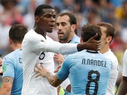 Di tengah-tengah ribut-ribut itu ada pula insiden kecil antara gelandang Prancis Paul Pogba dengan Nahitan Nandez dari Uruguay. (Foto: Damir Sagolj/Reuters)