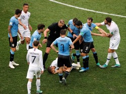 Situasi makin panas setelah sejumlah pemain lain ikut merubung. Apalagi saat itu Uruguay sedang ketinggalan 0-2 dari Prancis dan laga sudah nyaris masuk menit ke-70. (Foto: Carlos Barria/Reuters)