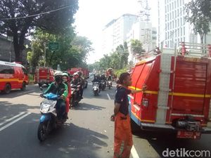 Sempat Ditutup, Lalin Sekitar Gedung Kemenhub yang Terbakar Dibuka Sempat Ditutup, Lalin Sekitar Gedung Kemenhub yang Terbakar Dibuka
