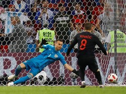 Mateo Kovacic menjadi satu-satunya pemain Kroasia yang gagal mengeksekusi penalti. (Foto: Kai Pfaffenbach/Reuters)