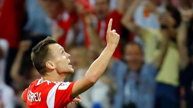 Cheryshev ditarik keluar digantikan Smolov. (
