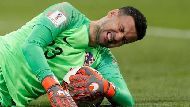 Danijel Subasic meringis kesakitan karena cedera hamstring.