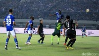 Ezechiel NDouase menanduk bola yang berbuah gol ke gawang PSIS.