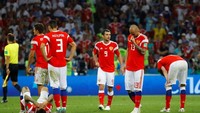 Kroasia pun membuat Rusia patah hati. Para pemain tertunduk lesu setelah gagal memanfaatkan kesempatan menjadi juara di saat berstatus sebagai tuan rumah. (Foto: Kai Pfaffenbach/Reuters)