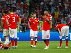 Kroasia pun membuat Rusia patah hati. Para pemain tertunduk lesu setelah gagal memanfaatkan kesempatan menjadi juara di saat berstatus sebagai tuan rumah. (Foto: Kai Pfaffenbach/Reuters)