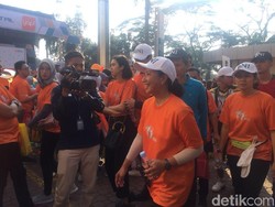 Rini Soemarno Jalan Santai Bareng Ribuan Karyawan BNI di Thamrin
