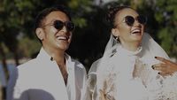 Senyum Semringah Dimas-Nadine Chandrawinata Usai Resmi Menikah