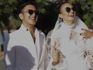 Senyum Semringah Dimas-Nadine Chandrawinata Usai Resmi Menikah
