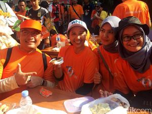 Saat Rini Soemarno Bagi-bagi Serabi Gratis di Thamrin