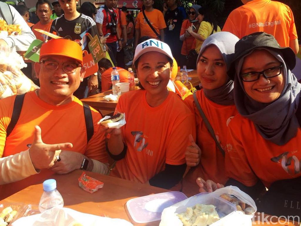 Saat Rini Soemarno Bagi-bagi Serabi Gratis di Thamrin Saat Rini Soemarno Bagi-bagi Serabi Gratis di Thamrin