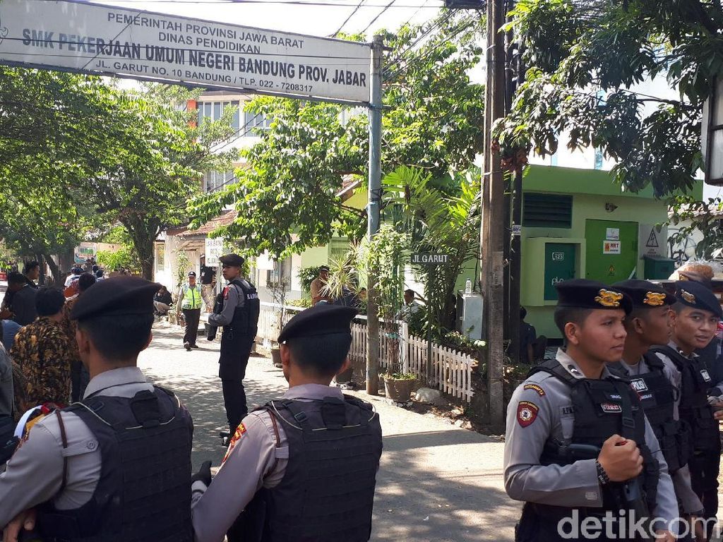 Rekapitulasi Pilgub, Kantor KPU Jabar Dikawal Polisi Bersenjata Rekapitulasi Pilgub, Kantor KPU Jabar Dikawal Polisi Bersenjata