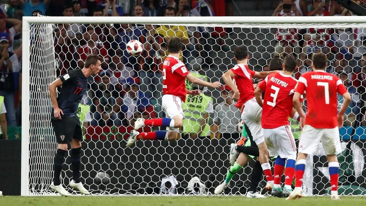 Gol sundulan Mario Fernandes yang lahir dari situasi bola mati, menyusul tendangan bebas Rusia (Foto: Maxim Shemetov/Reuters)