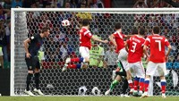 Rusia menyamakannya menjadi 2-2 lewat Mario Fernandes di menit ke-115. (Foto: Maxim Shemetov/Reuters)