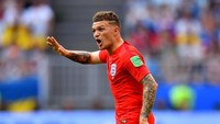 Kieran Trippier menjadi ancaman untuk Swedia di sisi sayap Inggris. Dia memang tak memberi kontribusi gol atau assist, tapi bisa menutup serangan sayap Swedia. (Foto: Dylan Martinez/Reuters)