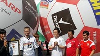 Rekor yang berhasil diraih adalah permainan menggiring bola menggunakan bola terbesar dengan jumlah yang cukup banyak. Istimewa/Transmart Carrefour.