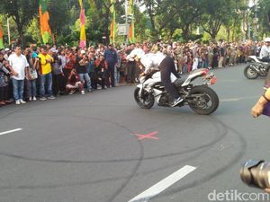 Petugas Dishub Unjuk Kebolehan Kendarai Motor di Depan Anies-Sandi