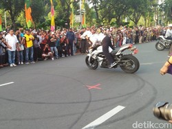 Petugas Dishub Unjuk Kebolehan Kendarai Motor di Depan Anies-Sandi