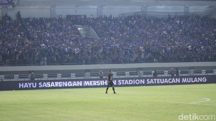Bobotoh melakukan aksi bersih-bersih setelah menyaksikan Persib Bandung bermain (Wisma Putra/detikSport) Bobotoh melakukan aksi bersih-bersih setelah menyaksikan Persib Bandung bermain (Wisma Putra/detikSport)