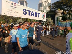 Sandiaga dan Gubernur Gorontalo Jalan Sehat di Festival Gorontalo Sandiaga dan Gubernur Gorontalo Jalan Sehat di Festival Gorontalo