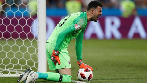 Danijel Subasic ketika mengalami cedera hamstring.
