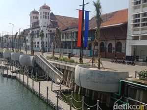 Asyiknya Bersantai di Pinggir Kali Besar Kota Tua